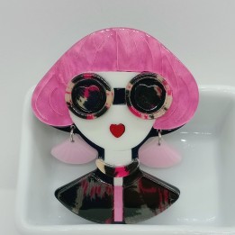 Broche en acrylique femme, cheveux roses carré boule, lunettes écaille orangées, boucles d'oreilles roses