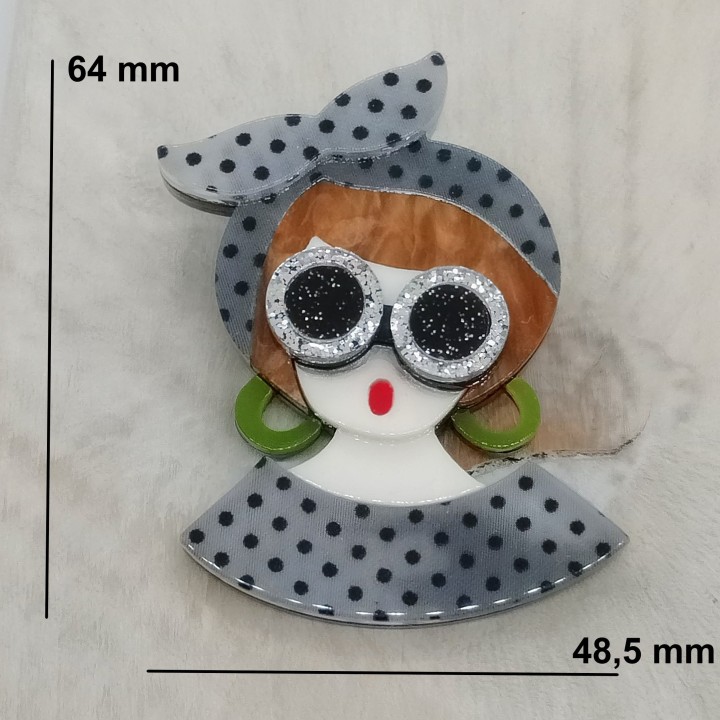 Broche femme blonde, dimensions 64 x 48,5 mm
