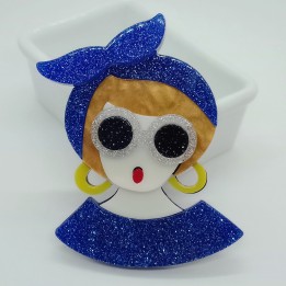 Broche femme blonde vintage, serre-tête bleu pailleté, lunettes gris et noir