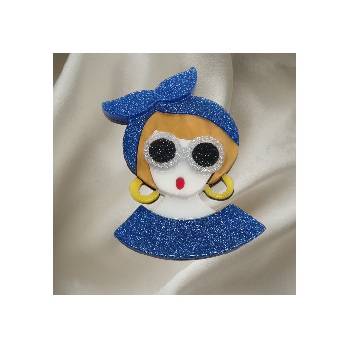 broche acrylique détails des paillettes scintillantes pour un look glamour.