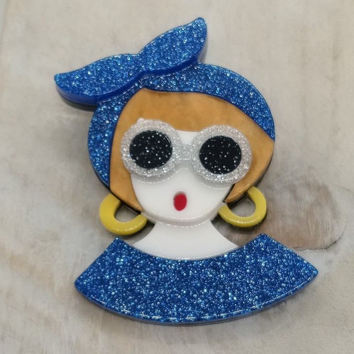 broche acrylique accessoire polyvalent : idéal pour compléter toutes vos tenues.
