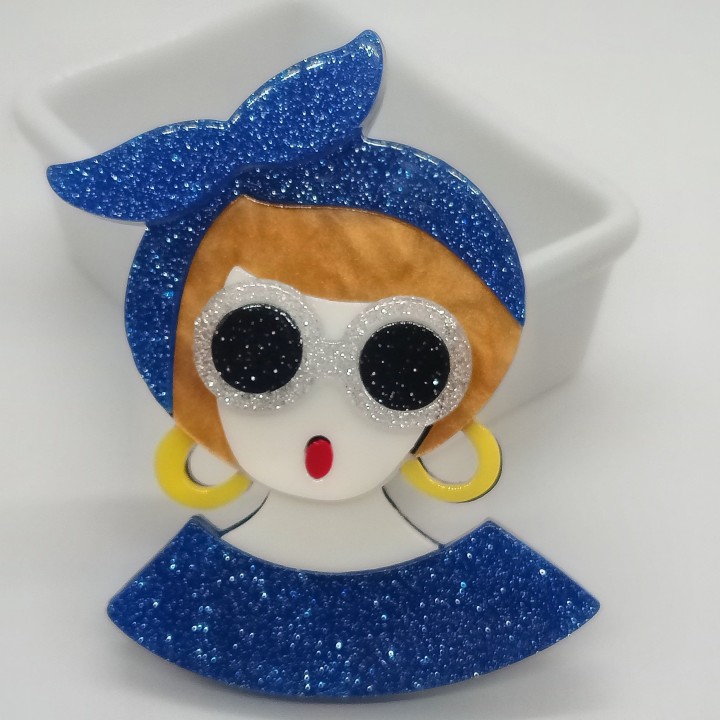broche fantaisie une touche de brillance pour illuminer  votre tenue.