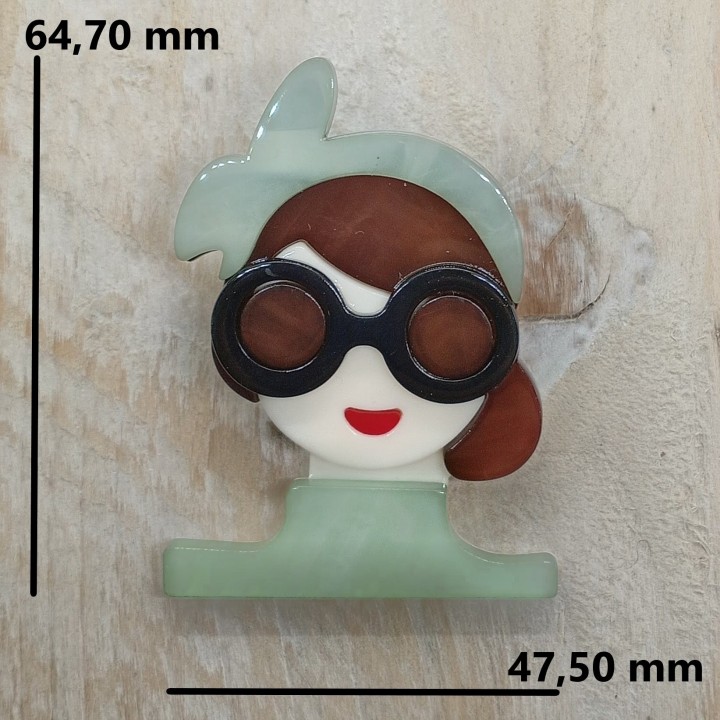 broche acrylique jeune femme mesures 64,70 x 47,50 mm