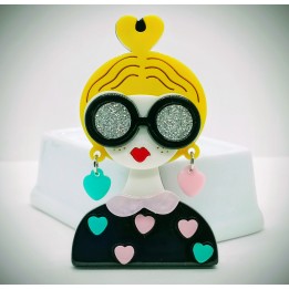 Broche en acrylique femme blonde, lunettes noires et argent, cœurs roses et verts