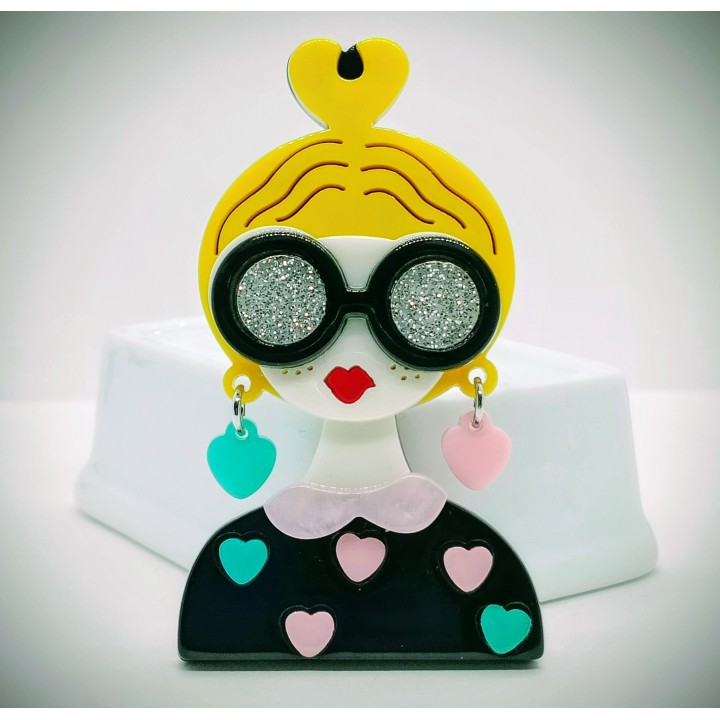 Broche en acrylique femme blonde, lunettes noires et argent, cœurs roses et verts