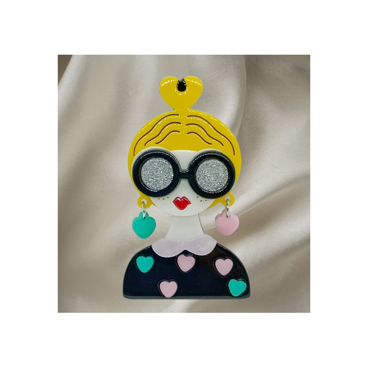 Broche en Acrylique  portée pour un style décontracté ou élégant, facile à associer.