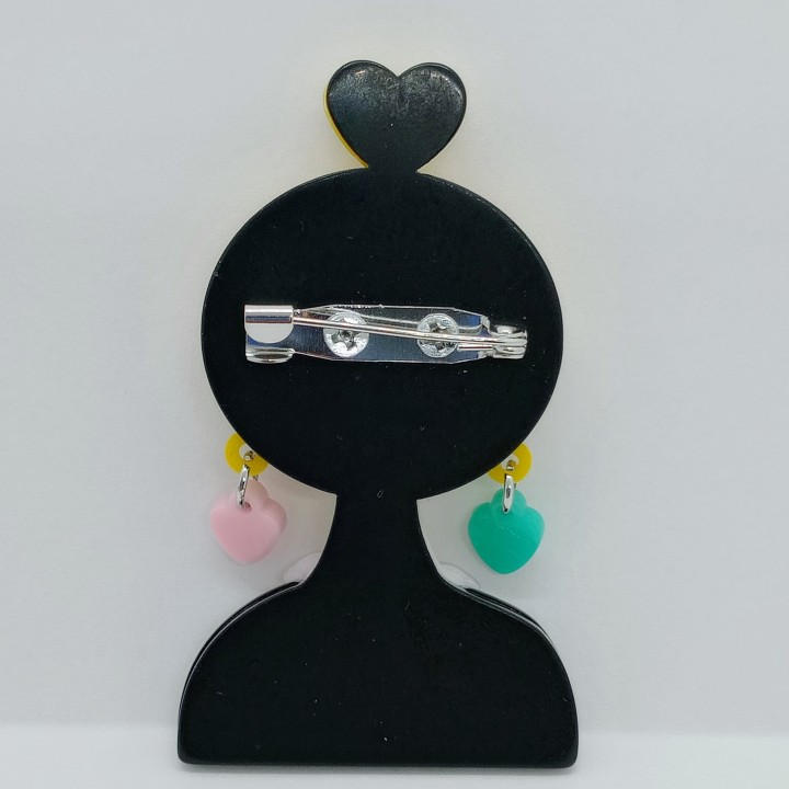 Broche en Acrylique fantaisie et tendance, parfaite pour personnaliser vos tenues avec une touche fun.