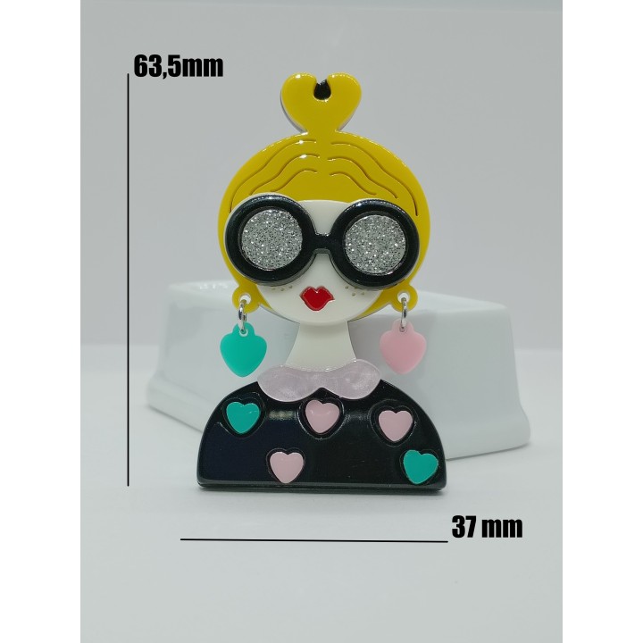 Broche en acrylique femme blonde, mesures 63,5 x 37 mm