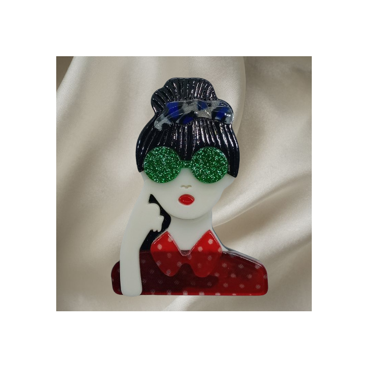 broche en acrylique Le look complet : chemise à pois, lunettes à paillettes
