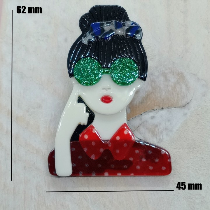 Broche Femme Brune lunettes vertes mesures 62 x 45 mm