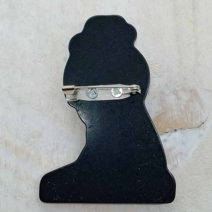 vue arrière sur la finition de haute qualité de cette broche tendance.