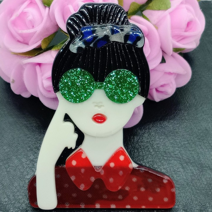 broche en acrylique une idée d’accessoire pour rehausser un look casual ou chic.