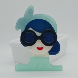 Broche en Acrylique Femme Cheveux Bleu Marine – Lunettes Rondes Noires & Tenue Vert d'Eau