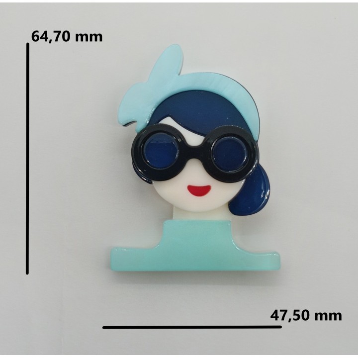 broche en acrylique femme aux lunettes noires mesures 64,70 x 47,50 mm