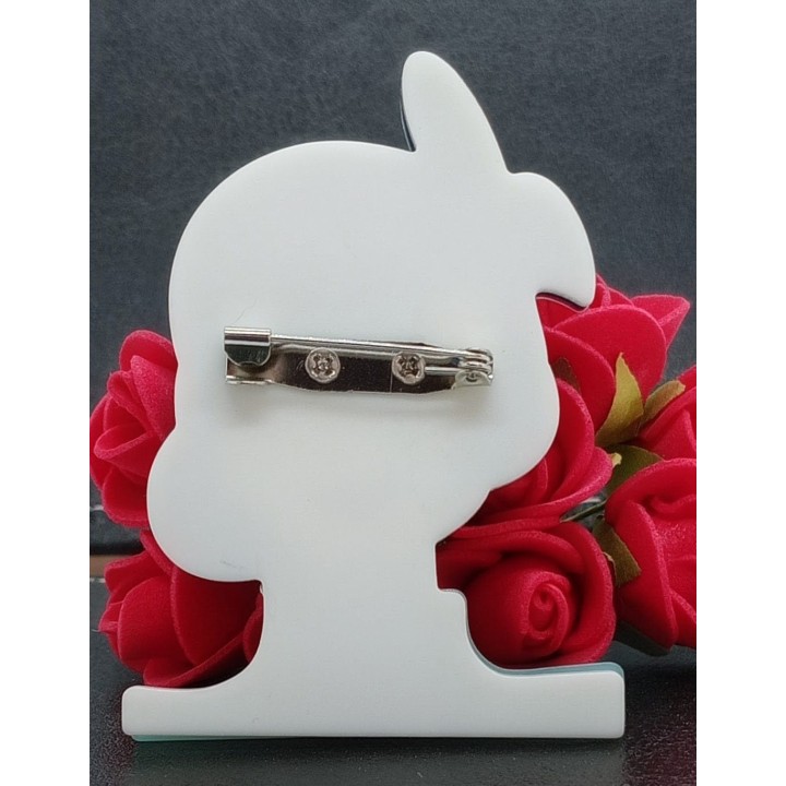 Broche en acrylique femme aux cheveux bleu marine vue arrière sur l’épingle