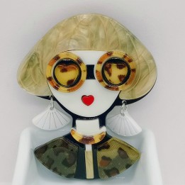 Broche en acrylique femme blonde carré boule, lunettes et manteau écaille de tortue