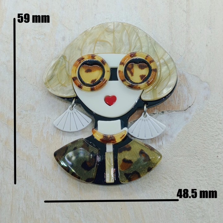 Broche acrylique femme blonde, mesures 59 x 48,5 mm