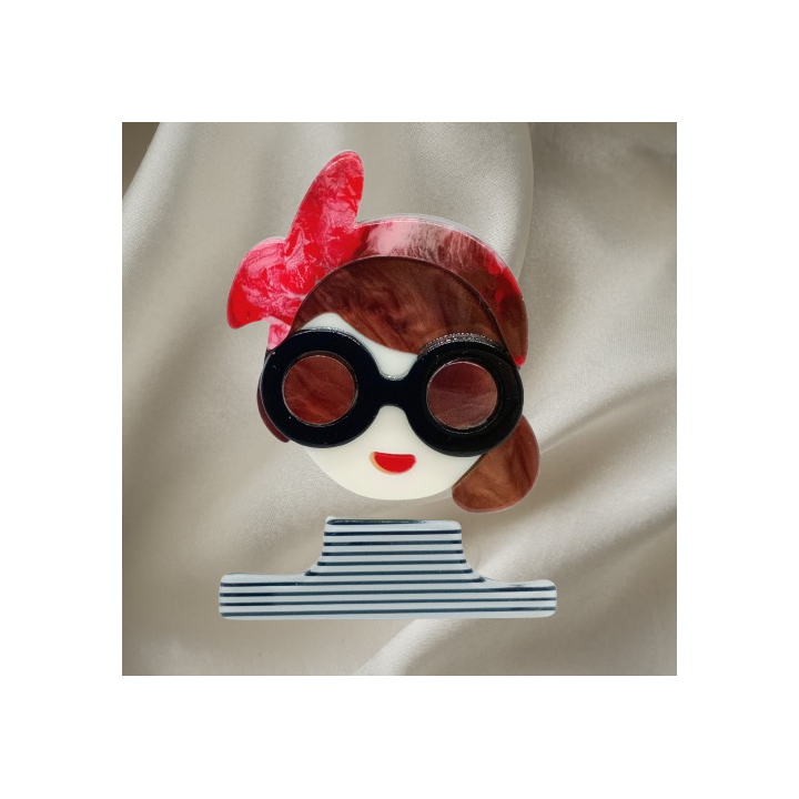 Broche Acrylique jeune femme avec un T-shirt Breton, pour un style décontracté mais sophistiqué.