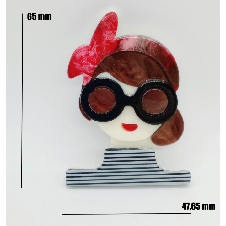 Broche Acrylique Femme avec lunettes mesures 65 x 47,65 mm