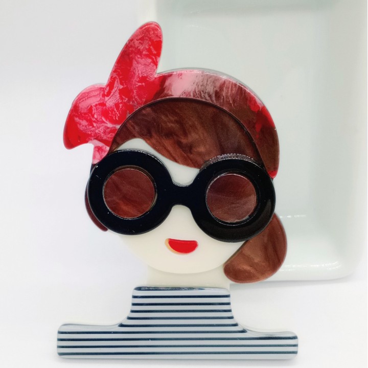 Broche fantaisie en acrylique une idée d’accessoire pour rehausser votre tenue avec originalité et finesse.