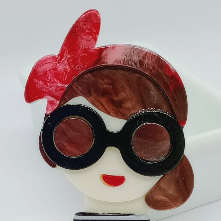 broche jeune femme en acrylique serre-tête Lie de Vin, une touche fantaisie à votre tenue.