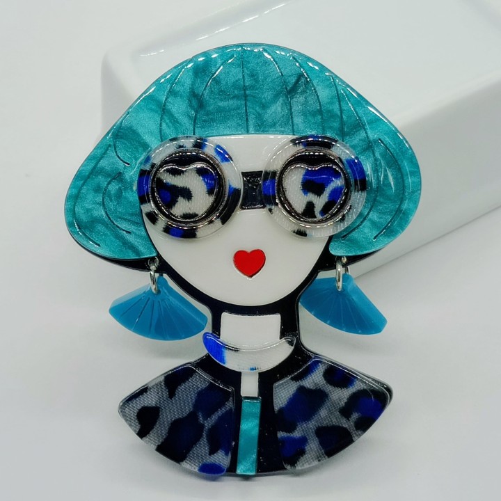 Broche en acrylique femme, cheveux bleu-vert carré boule, écaille bleue, boucles d'oreilles bleu clair
