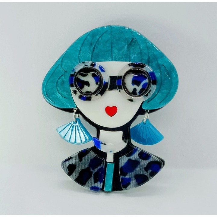 Broche moderne en acrylique pour femme – accessoire de mode tendance.