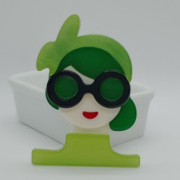 Broche Acrylique Femme Cheveux Verts Lunettes Noires | Trugarez Emma