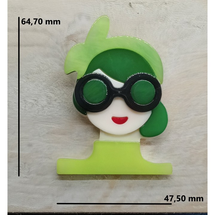 Broche en Acrylique Femme Cheveux Verts – Tenue Vert Clair & Lunettes Noires