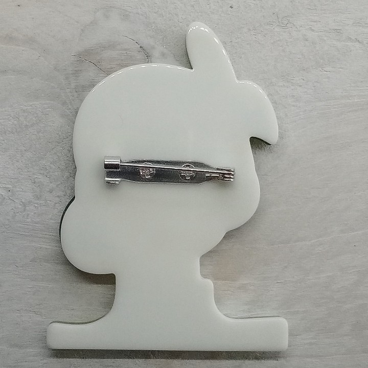 broche en lucite Vue rapprochée de la fermeture à épingle à l’arrière, facile à fixer..