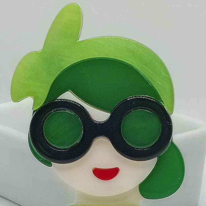 Broche en Acrylique Femme Cheveux Verts – Tenue Vert Clair & Lunettes Noires