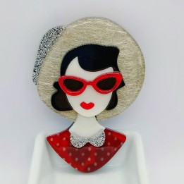 broche en acrylique femme chapeau paille – nœud papillon & lunettes sixties