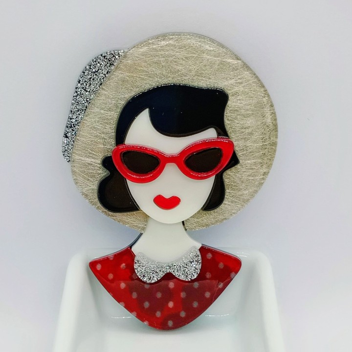 broche en acrylique femme chapeau paille – nœud papillon & lunettes sixties
