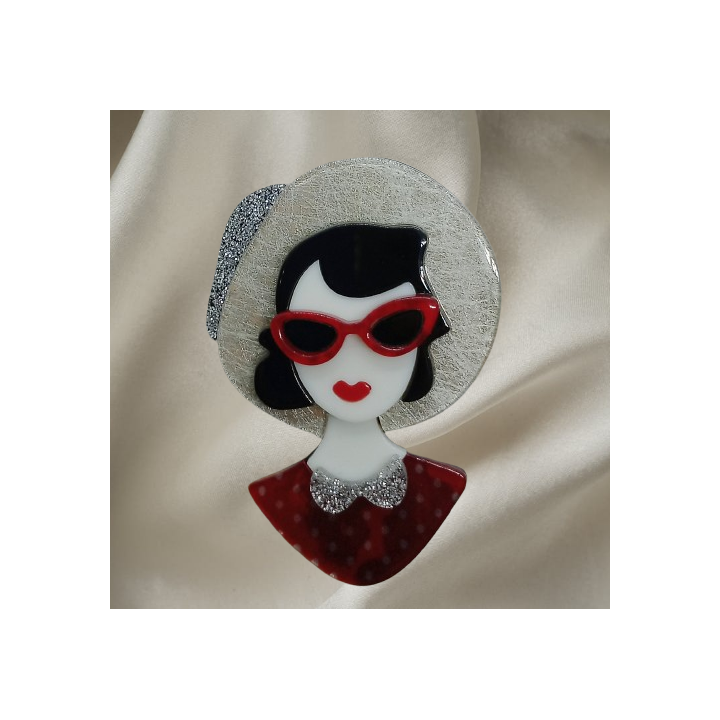 broche fantaisie élégante, avec motif nœud papillon et lunettes cat eyes pour un style rétro.
