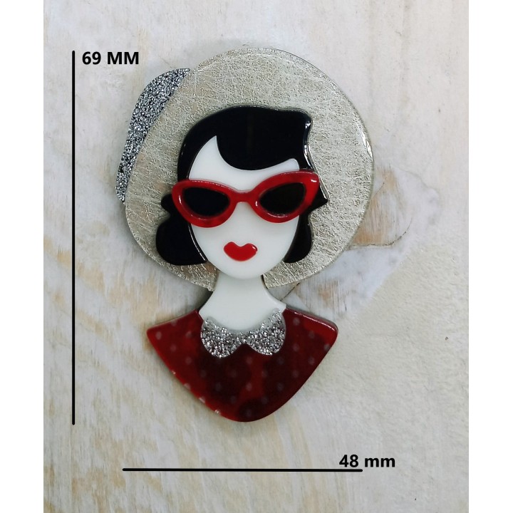 broche en acrylique chic et rétro, mesures 69 x 48 mm