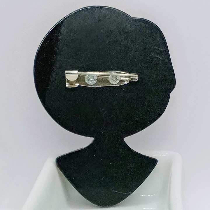 broche tendance en acrylique, parfaite pour accessoiriser une tenue estivale vue épingle.