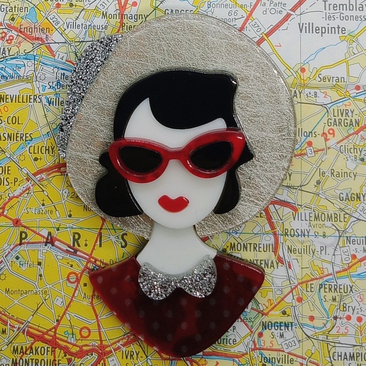 accessoire mode : broche en acrylique avec motif nœud papillon, pour un look féminin et sophistiqué