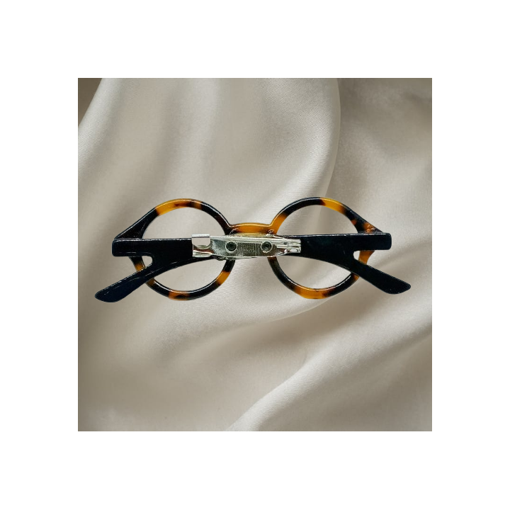 l'allure vintage revisitée avec cette broche fantaisie chic et originale.